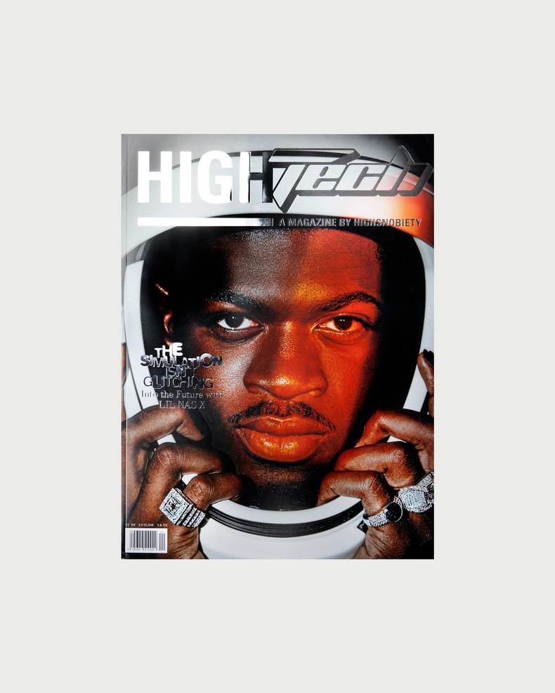 Een magazine met een rapper op de voorkant