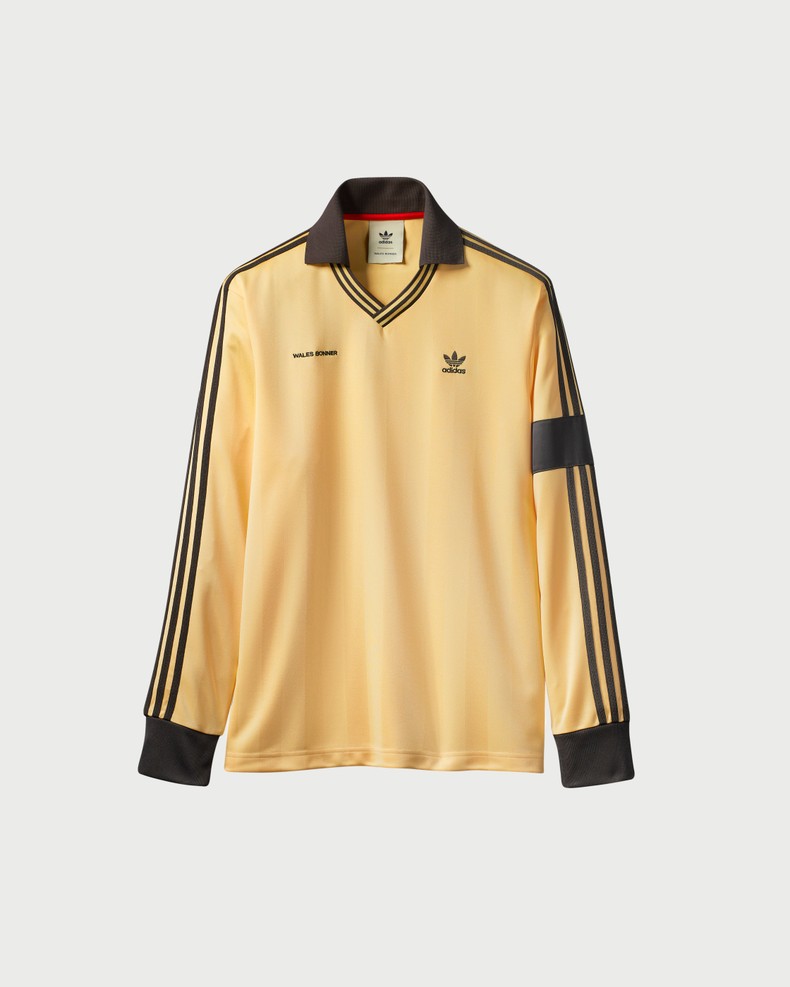 Een gele Adidas Jersey