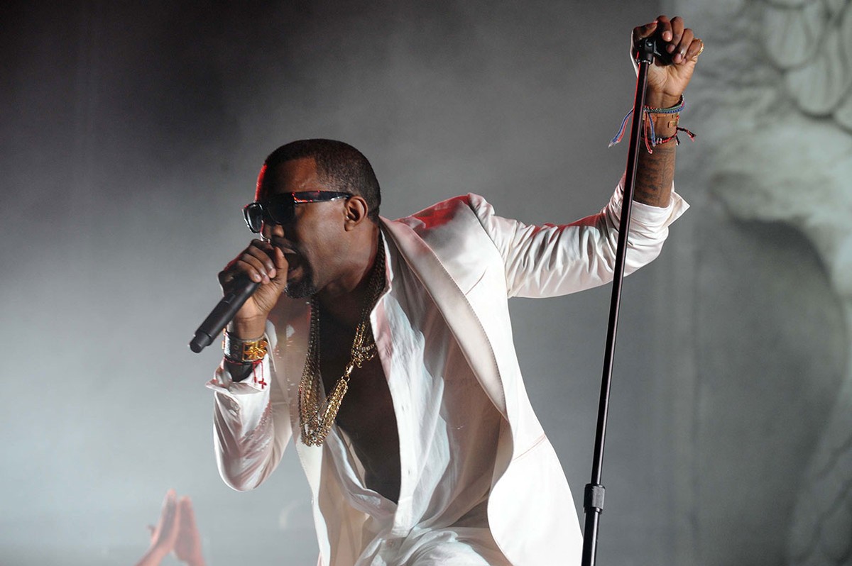 Kanye west (artiest) aan het zingen tijdens een optreden