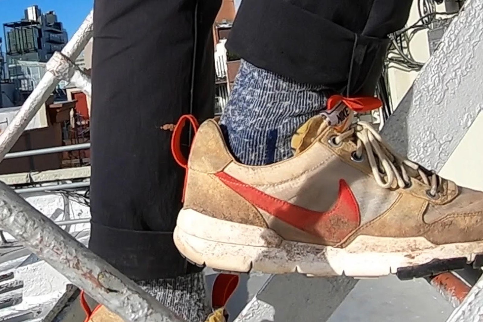 Close up foto van schoenen die zijn beschadigd